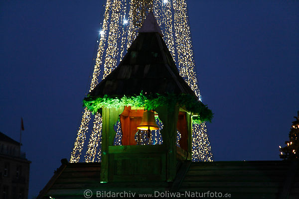 Beleuchtete Weihnachtsglocke Bild vor Christbaum aus glitzernden Lichter am Himmel in Hamburg