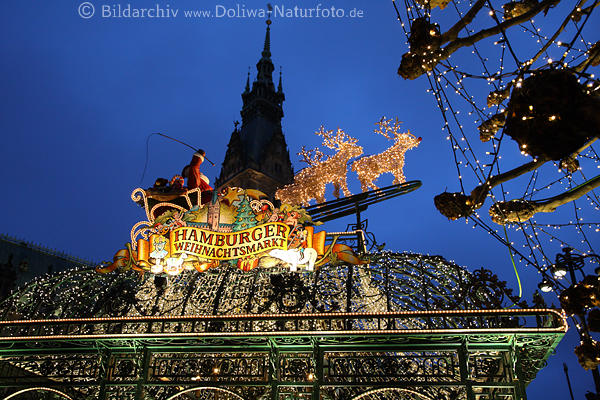 Hamburger Weihnachtsmarkt Lichttor mit St. Nikolaus Schlitten am Blauhimmel vor Rathausturm