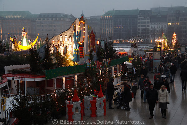 Mrchenzeile am Jungfernstieg, Alsterschiffe in Weihnachtsschmuck Hamburg Weihnachtszeit