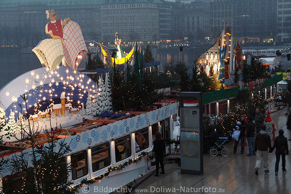 Märchenschiffe an Alster mit Spass für Kinder am Jungfernstieg in Hamburg Weihnachtszeit Fotos