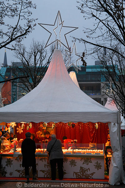Weihnachtsgebck ssse Kstlichkeiten auf Weihnachtsmarkt in Hamburg Jungfernstieg Gebckzelt mit Sssigkeiten