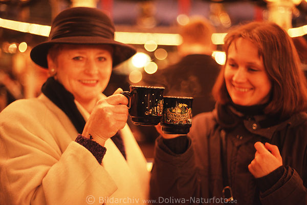 Hnde mit Becher Foto Anstoen mit Glhwein FrauenPaar Romantik Weihnachtsmarkt Bild