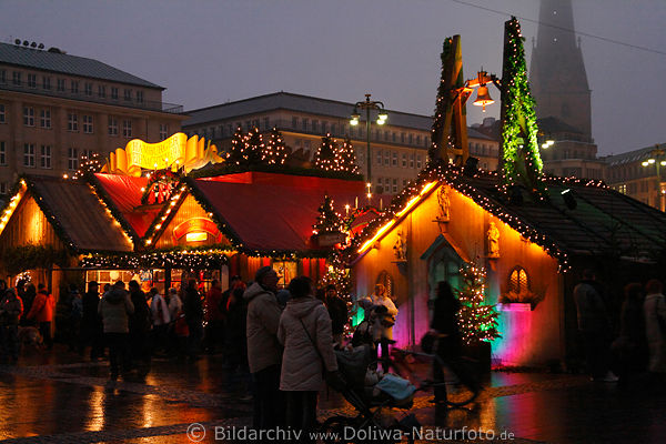 Weihnachtsmarkt bunte Farben am Rathausplatz in Hamburg, Weihnachtsdekor Lichter