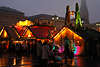 Weihnachtsmarkt bunte Farben am Rathausplatz in Hamburg Weihnachtsdekor Lichter Foto