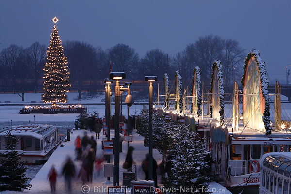 Schiffe Promenade Winterbilder Hamburg Alster Christbaum in Schnee am Jungfernstieg