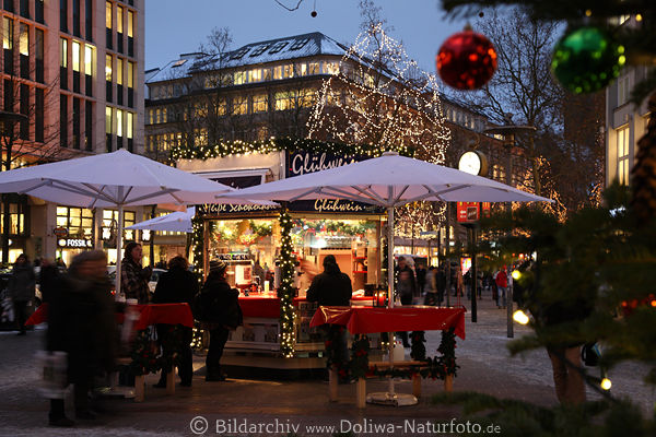 Weihnachtsmarkt in Hamburg City Glühweinstand Baumschmuck Lichterkette Adventszeit Romantik