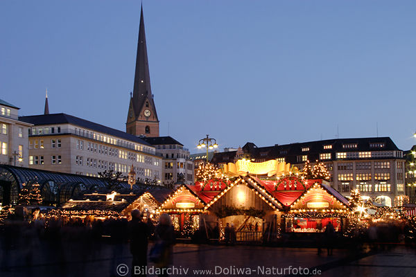 Weihnachtsmarkt Foto am Hamburger Rathausplatz Adventsmarkt, Kirchturm der St. Petrikirche