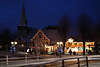 Bergedorfer St. Petri und Pauli Kirche Foto in Straßenlichter Winterkleid am Weihnachtsmarkt