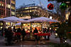 Weihnachtsmarkt Glühweinstand Baumschmuck Lichterkette in Hamburg City Adventszeit Romantik