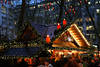 Weihnachtsschänke Kerzenlichter Hamburg Advent Bäume-Dekor Glühweinstand Menschen