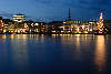 Hamburg Weihnachtszeit romantische Lichter mit Tanne Weihnachtsbaum am Alsterwasser Panorama Foto
