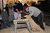 Schnitzer Holzbildhauer Foto auf Weihnachtsmarkt zeigt Holzkunst Schnitzerei