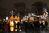 Hamburger Weihnachtsmarkt Bummel unter Sternendekor Jungfernstieg Zelte mit Menschen