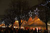 Jungfernstieg Weihnachtsmarkt Zelte SilberSterne in Hamburg Foto mit Menschenmenge