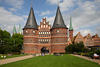 Lübeck Hostentor Altstadt Wahrzeichen alte Bauwerke Grünwiese historische Kulisse