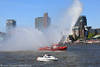 1600136_ Feuerwehrschiff Wasserfontnen Bild vor Elbufer Hamburg Landungsbrcken