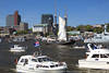 Bootsparade vor Landungsbrcken Elbufer Panorama voller Zuschauer in Hamburg Foto