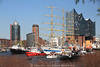 Schiffsarmada Parade vor Elbphilharmonie Hamburg Skyline Hafengeburtstag Wassertour