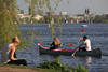 Alsterkanu Wasserfahrt Hamburg-Kanuten Seeausflug Bild Frau mit Mann paddeln im Boot