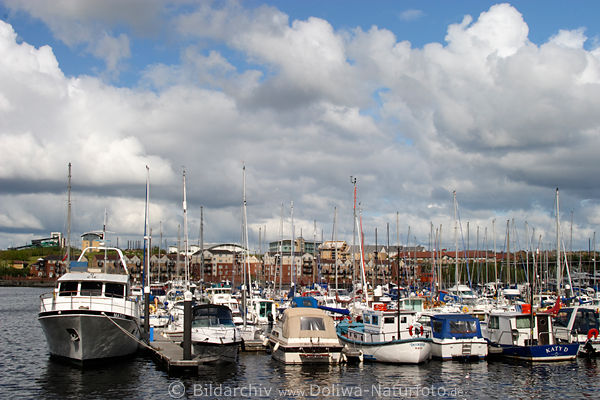 South Shields Hafen Sportboote Fischer-Motorboote unter Wolken