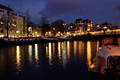Binnenamstel Wohnboote Ufer Nachtfoto Amsterdam Romantik an Blauwbrug Brücke