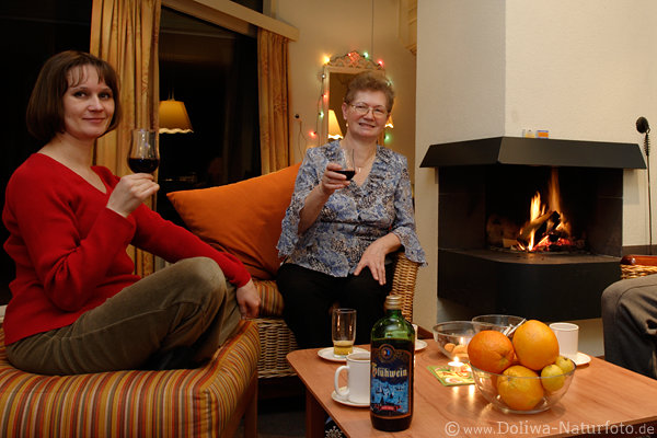 Familie am Kaminfeuer Appartement Tisch DeEemhof Bungalow Innenraum