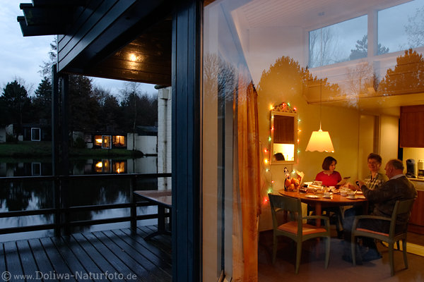 Bungalow-Park Familien Zimmer-Idylle in Rotlicht vor Dunkelheit draussen DeEemhof Center Parcs