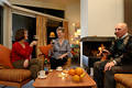 512190_Gem�tlicher Familienurlaub beim Wein, Fr�chten auf Tisch vor Kaminfeuer Foto in Bungalow Appartement von De Eemhof Wohnpark
