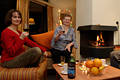 512195_Sch�ner Familienurlaub am Tisch vor Kaminfeuer in Appartement Foto von De Eemhof Bungalow Innenraum