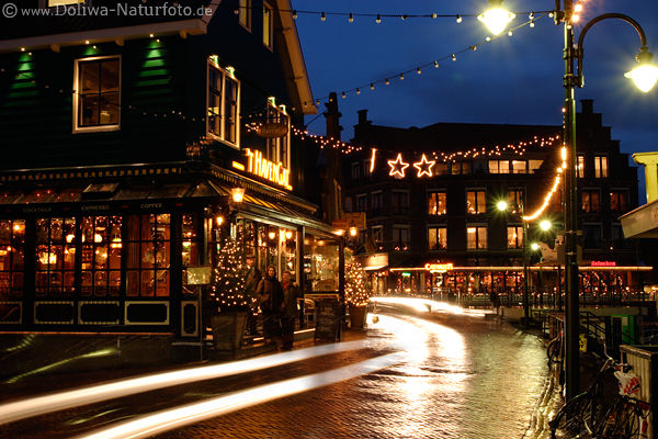 Volendam Adventlichter Hafenstrae romantische Weihnachtszeit Strassenverkehr Nachtfoto