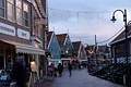 512166_ Volendam Strasse am Hafen in Weihnachtszeit & Dmmerunglicht