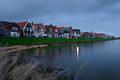 512175_ Volendam Stadt Wohnhuser am Deich und Meer in Abendstimmung & Wolken