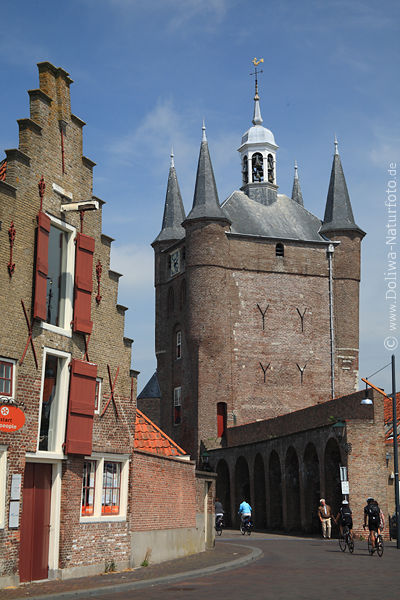 Zierikzee Nordhafenturm historische Backsteinhuser Gasse mit Radfahrer