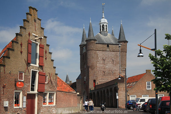 Zierikzee Nordhafenturm Gasse historische Backsteinhuser am Hafentor
