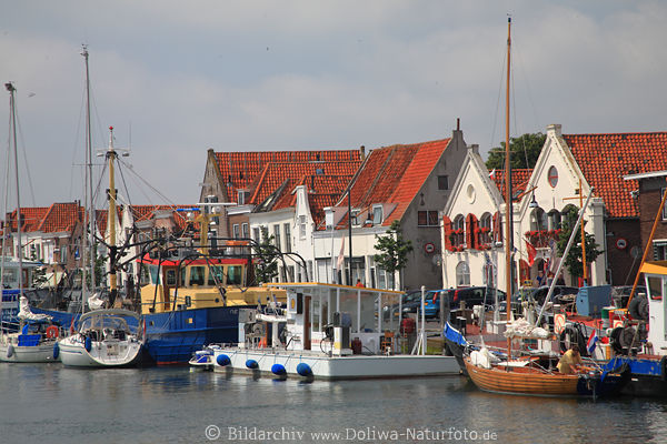Zierikzee Schiffe Kutter Wasserkanal Foto Hafenpromenade bunte Hausreihe in Bild