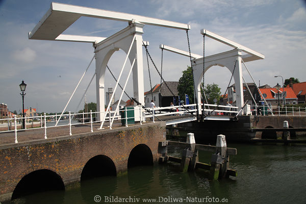 Drawbridge von Zierikzee Foto Wasserkanal weisse Brcke am Nordhafen