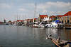 804108_Zierikzee Hafenstadt malerische Häuserreihe am Wasser Schiffe Yachten Reisefoto