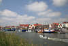 804115_ Zierikzee zeeländische malerische Hafenstadt mit Schiffen am Wasser in Reisefoto vom Schilfseite