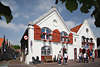 804101_ Zierikzee Allee & bunte Huser in maritimen Stil an Hafenpromenade Bild