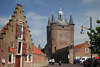 804103_ Zierikzee Nordhafen Gasse Foto, alte schicke Backsteinhuser vor Turm & Hafentor