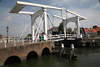 804105_ Weisse Brücke Drawbridge in Zierikzee Reisebild über Wasserkanal
