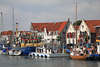 804113_ Zierikzee Schiffe, Kutter an Wasserkanal & bunte Hausreihe an Hafenpromenade Bild