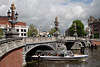 Blauwbrug Brücke Bild über Amstel in Amsterdam, Schiff auf Grachtentour