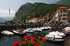 907277_Menaggio Boote hinter Mole, Hotels direkt am Wasser, Comersee Urlaub in Bergen am Hafen