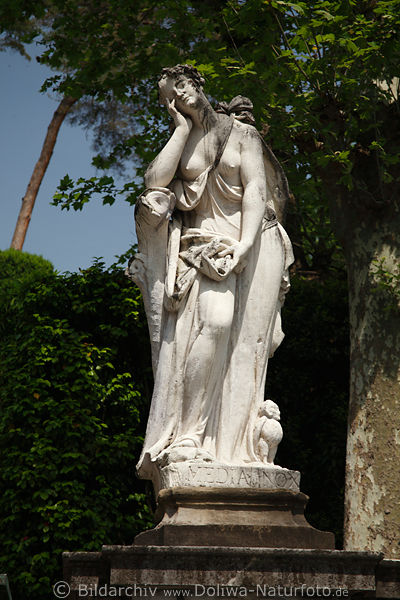 Villa Carlotta Skulptur Foto weisser Dame am Eingangstor von Comer See in Tremezzo Cadenabbia