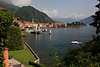 907259_Menaggio grüne Bucht am Comer See mit Seehafen Fotoblick auf Stadthäuser am Wasser