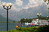 907351_Colico Touristen auf Comersee Promenade Foto zwischen Laternen spazieren am Wasser mit Alpenblick