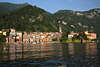 907513_ Varenna Reise am Wasser Stadtpanorama Fotografie Lago di Como unter Berg in Italien Ausflug