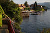 907559_ Varenna stille Bucht in Lago di Como Fotografie, Häuser & Boote im Yachthafen am Stegpfad