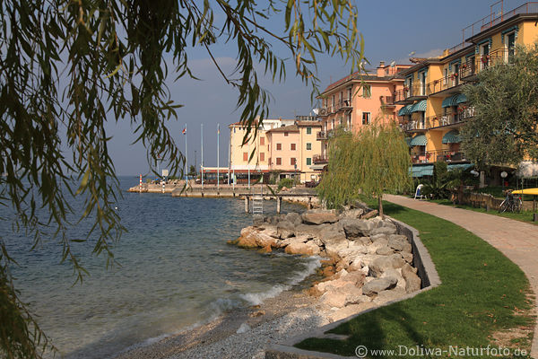 Porto Brenzone Uferweg Gardasee Promenade Bucht am Wasser